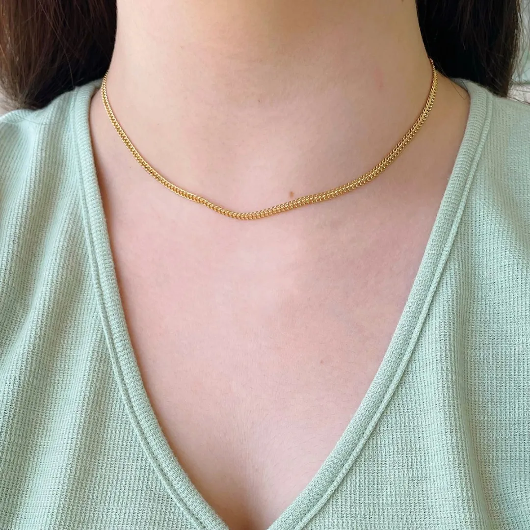 CHOKER MALHA COM 3MM DE ESPESSURA. 30CM DE COMPRIMENTO E 10CM DE REGULAGEM. BANHADA A OURO 18K.