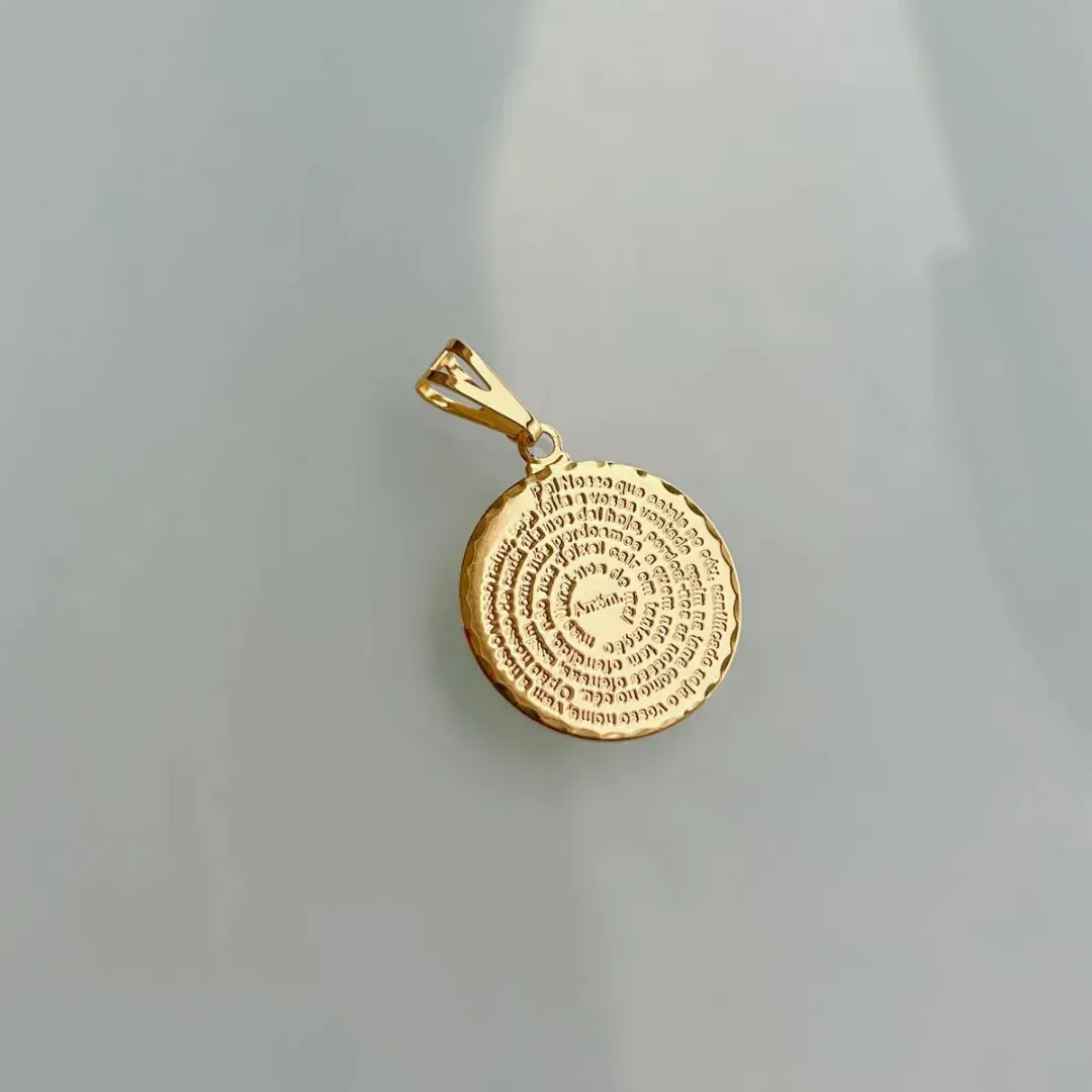 PINGENTE MEDALHA DE PAI NOSSO. 2,5CM DE DIÂMETRO. BANHADO A OURO 18K.