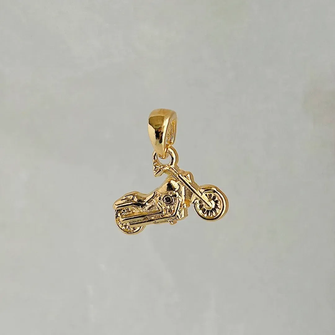 PINGENTE MOTO. BANHADO A OURO 18K.