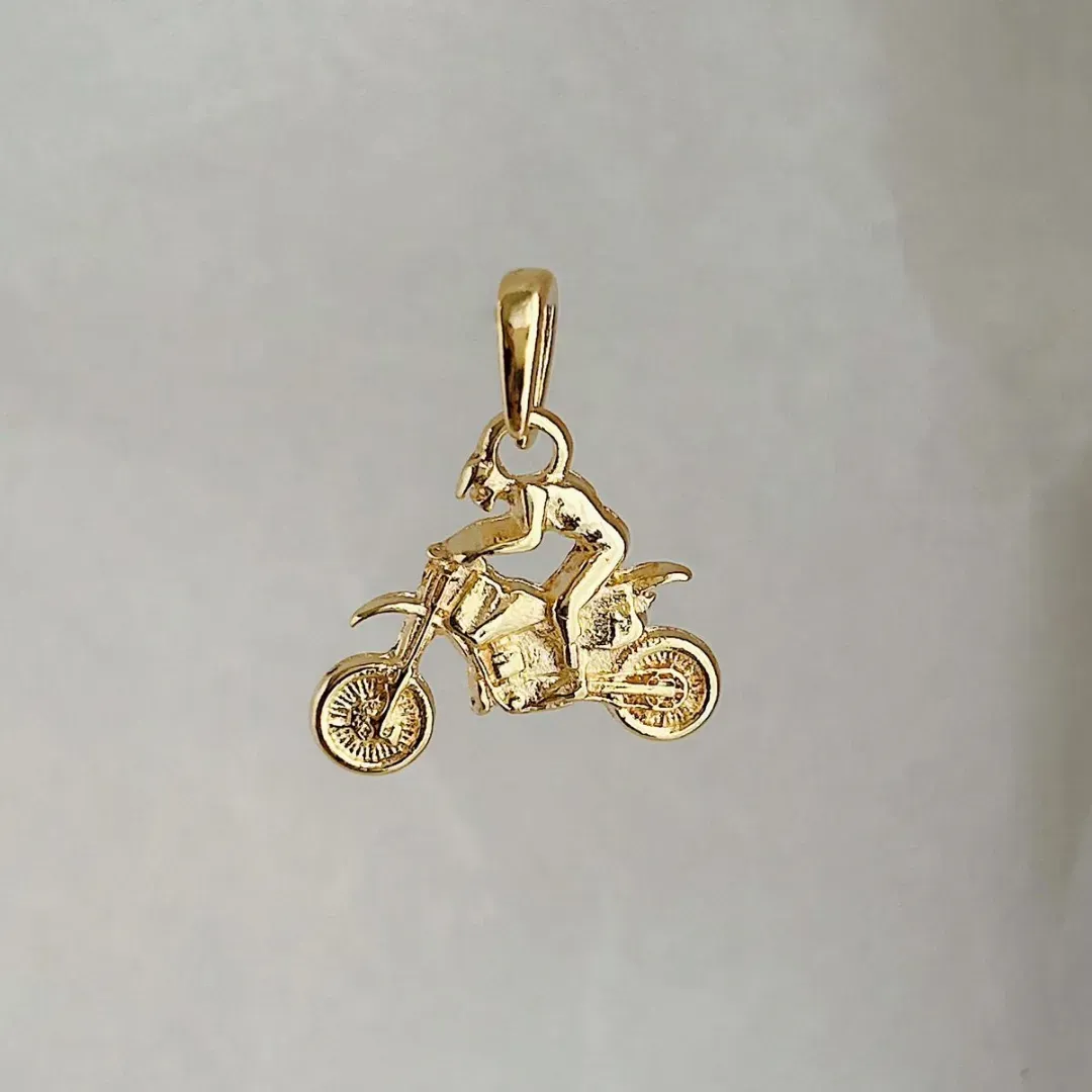 PINGENTE MOTOCROSS. BANHADO A OURO 18K.