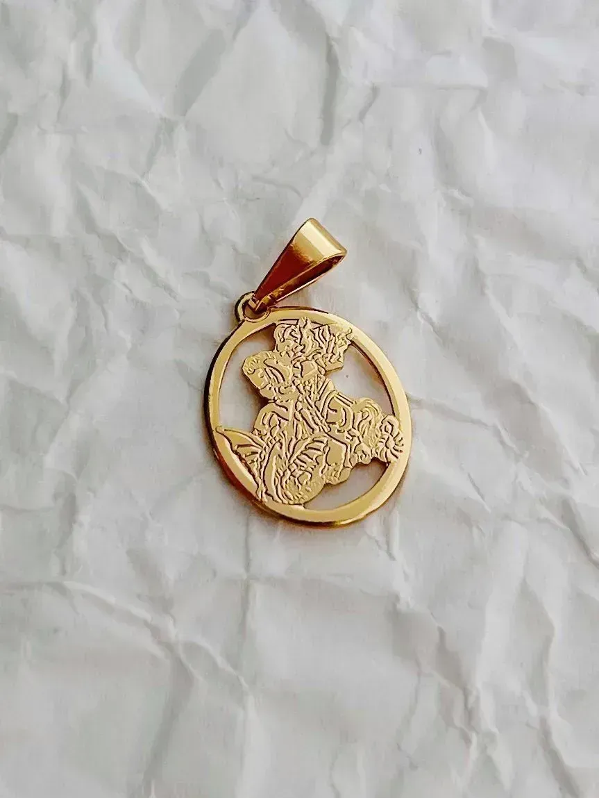 PINGENTE OVAL VAZADO DE SÃO JORGE. BANHADO A OURO 18K.