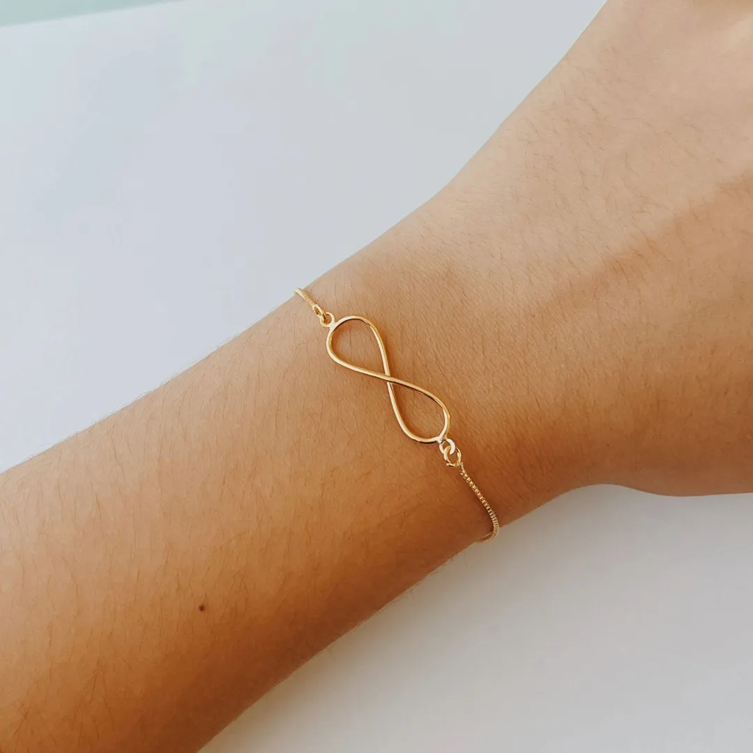 PULSEIRA INFINITO MINIMALISTA. 18CM DE COMPRIMENTO E 5CM DE REGULAGEM. BANHADO A OURO 18K.