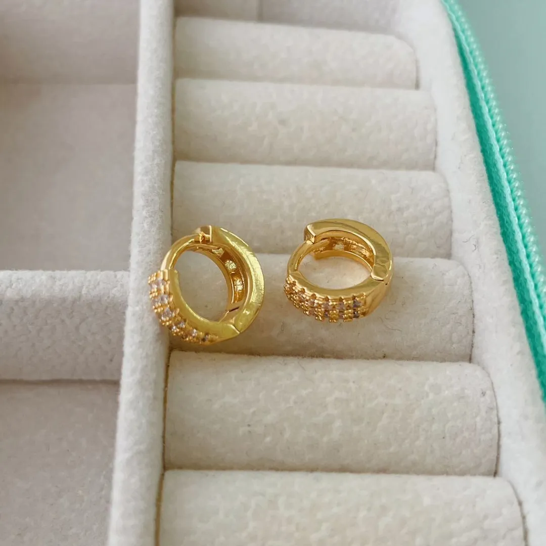 BRINCO ARGOLA COM 2 FILEIRAS CRAVEJADAS. BANHADO A OURO 18K.