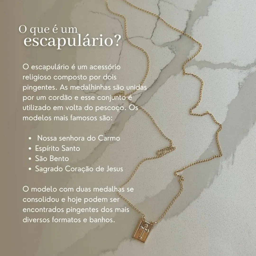 COLAR ESCAPULÁRIO SAGRADO CORAÇÃO E NOSSA SENHORA COM ESCRITA NO VERSO.  PLACA 1,5CM E 65CM DE COMPRIMENTO. BANHADO A OURO 18K.