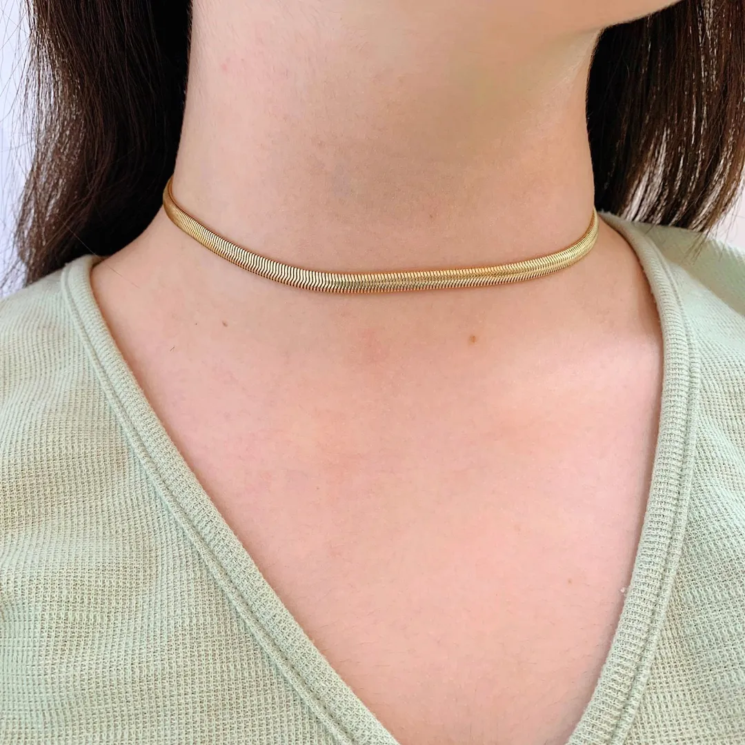 CHOKER SNAKE COM 5MM DE ESPESSURA. 35CM DE COMPRIMENTO E 5CM DE REGULAGEM. BANHADO A OURO 18K.