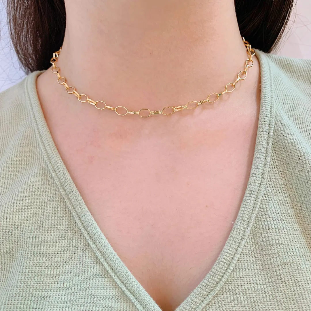 CHOKER ELO OVAL SEXTAVADO. 40CM DE COMPRIMENTO E 5CM DE REGULAGEM. BANHADO A OURO 18K.