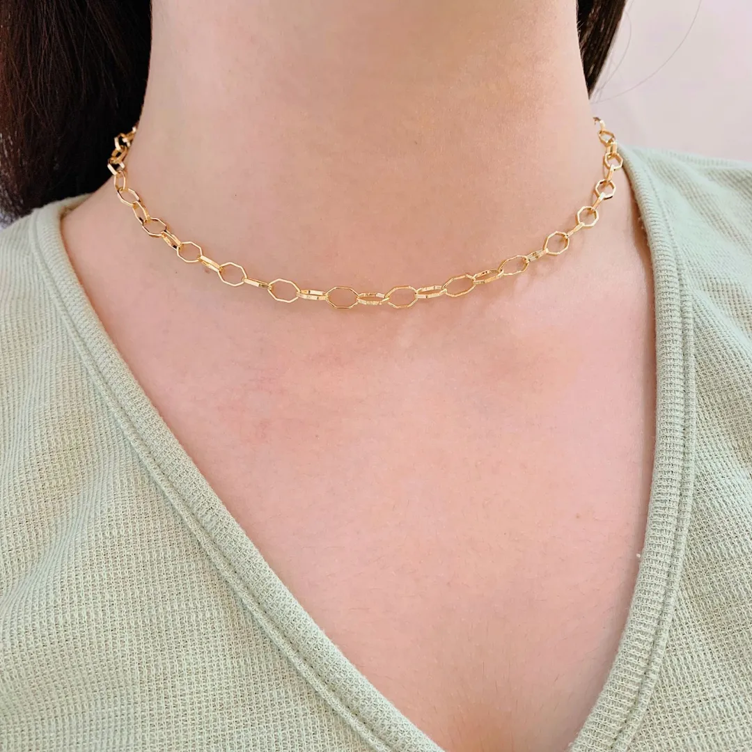 CHOKER ELO OVAL SEXTAVADO. 40CM DE COMPRIMENTO E 5CM DE REGULAGEM. BANHADO A OURO 18K.