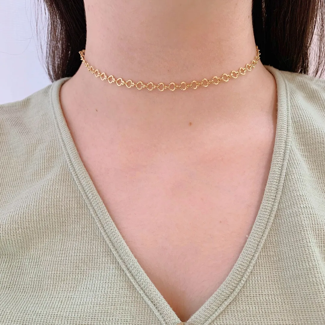 CHOKER CORAÇÃO VAZADO DIAMANTADO. 35CM DE COMPRIMENTO E 5CM DE REGULAGEM. BANHADO A OURO 18K.