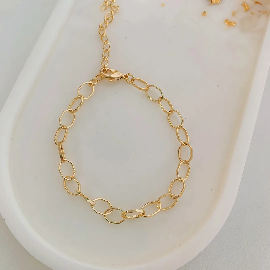 PULSEIRA ELO OVAL SEXTAVADO. 16CM DE COMPRIMENTO E 5CM DE REGULAGEM. BANHADO A OURO 18K.