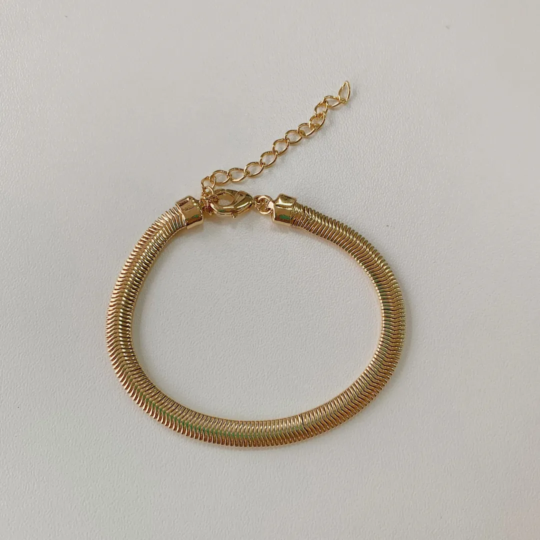 PULSEIRA SNAKE COM 5MM DE ESPESSURA. 16CM DE COMPRIMENTO E 5CM DE REGULAGEM. BANHADO A OURO 18K.