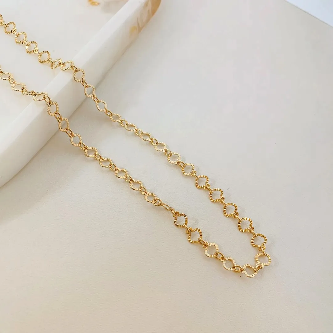 CHOKER CORAÇÃO VAZADO DIAMANTADO. 35CM DE COMPRIMENTO E 5CM DE REGULAGEM. BANHADO A OURO 18K.