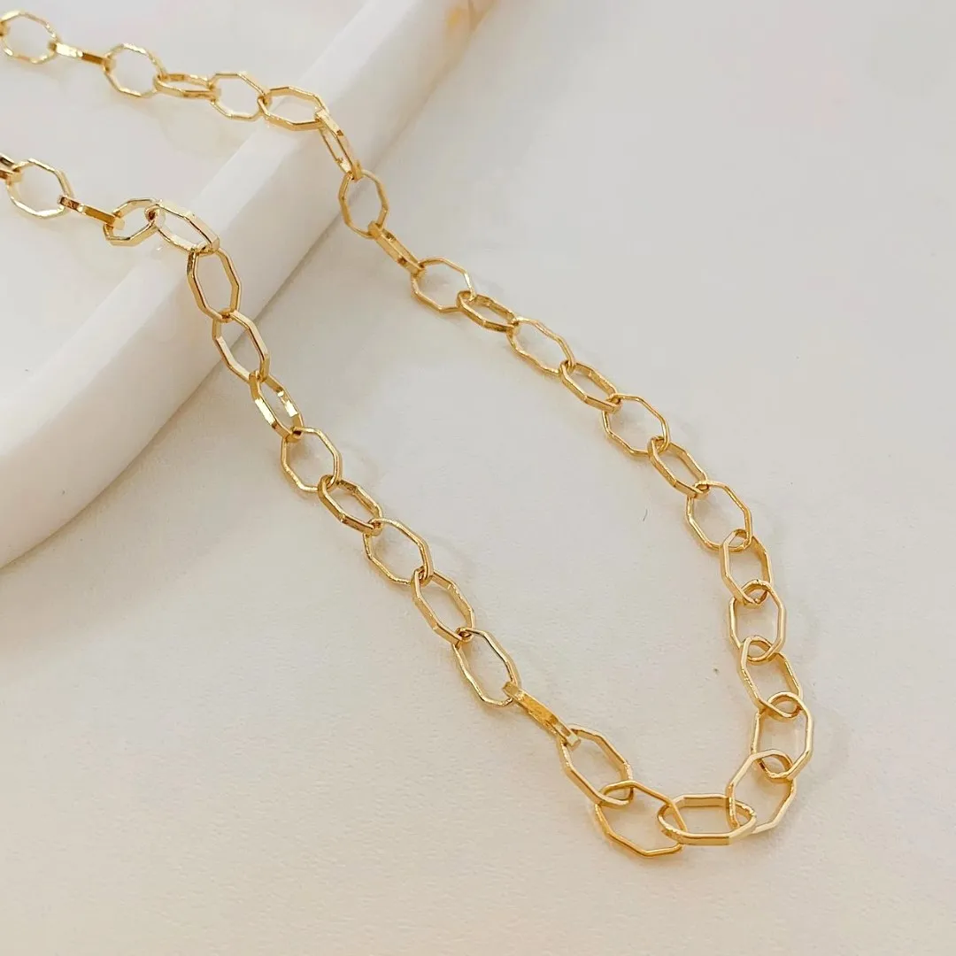 CHOKER ELO OVAL SEXTAVADO. 40CM DE COMPRIMENTO E 5CM DE REGULAGEM. BANHADO A OURO 18K.