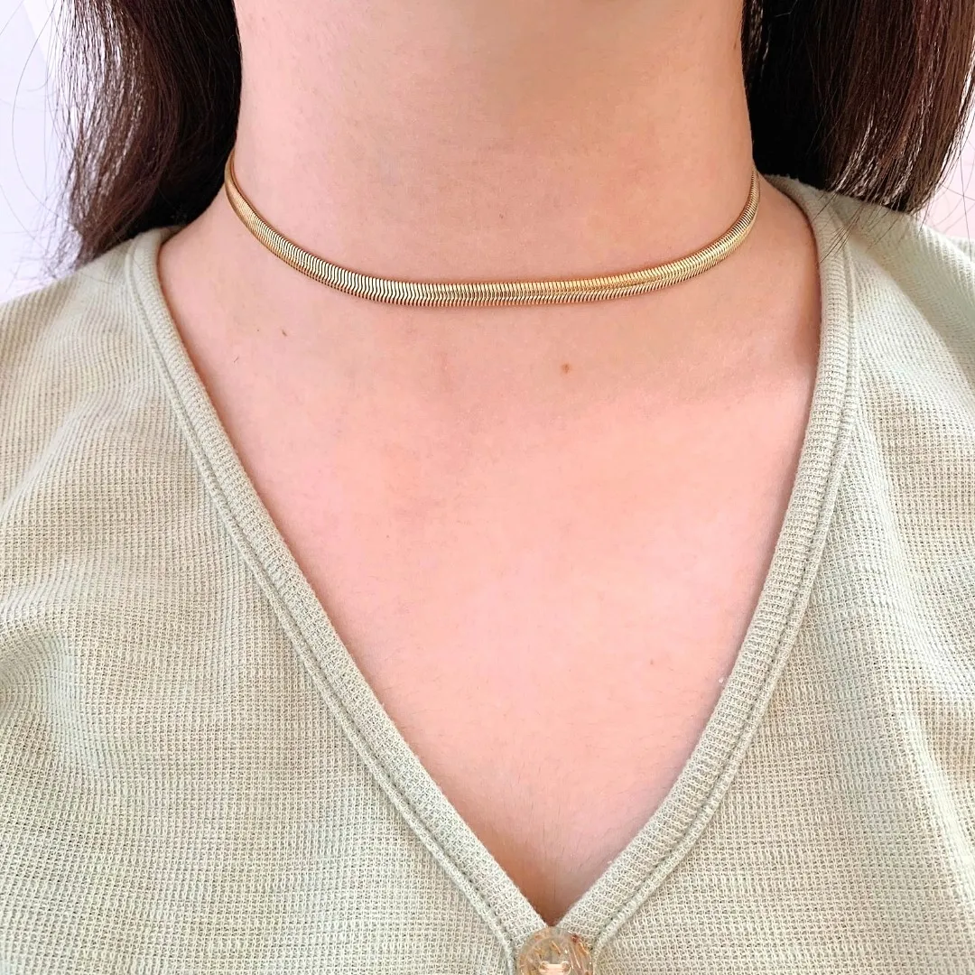 CHOKER SNAKE COM 5MM DE ESPESSURA. 35CM DE COMPRIMENTO E 5CM DE REGULAGEM. BANHADO A OURO 18K.