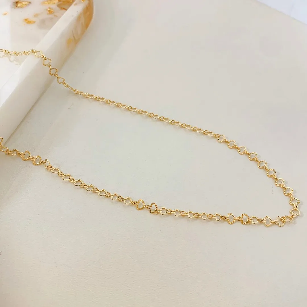 COLAR CORAÇÃO VAZADO DIAMANTADO. 60CM DE COMPRIMENTO E 5CM DE REGULAGEM. BANHADO A OURO 18K.