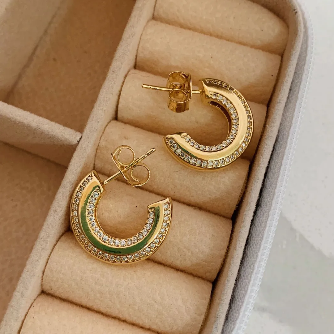 BRINCO ARGOLA ENCORPADA COM DETALHE DE ZIRCONIA NAS LATERAIS BANHADA A OURO 18K