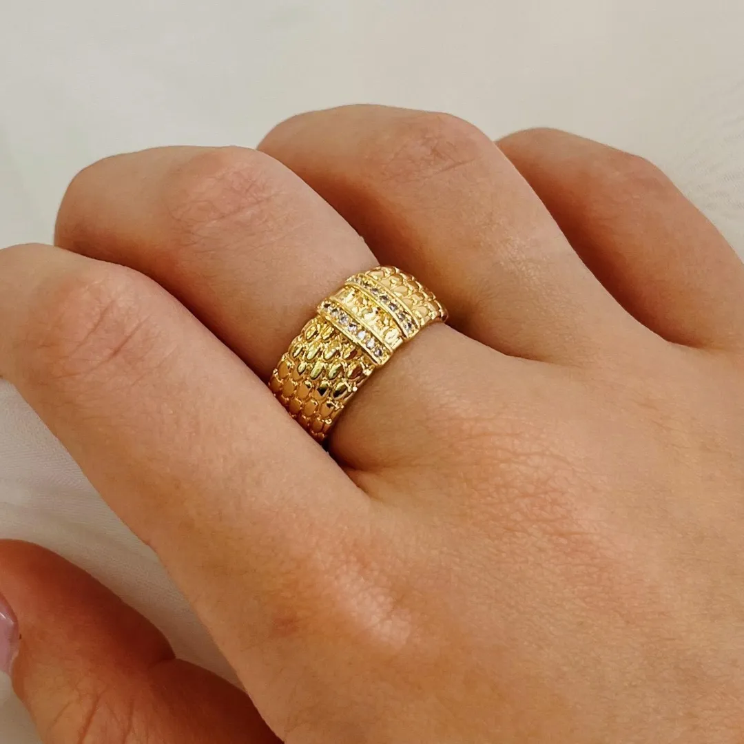 ANEL GROSSO TEXTURIZADO E DETALHE CRAVEJADO. BANHADO A OURO 18K.