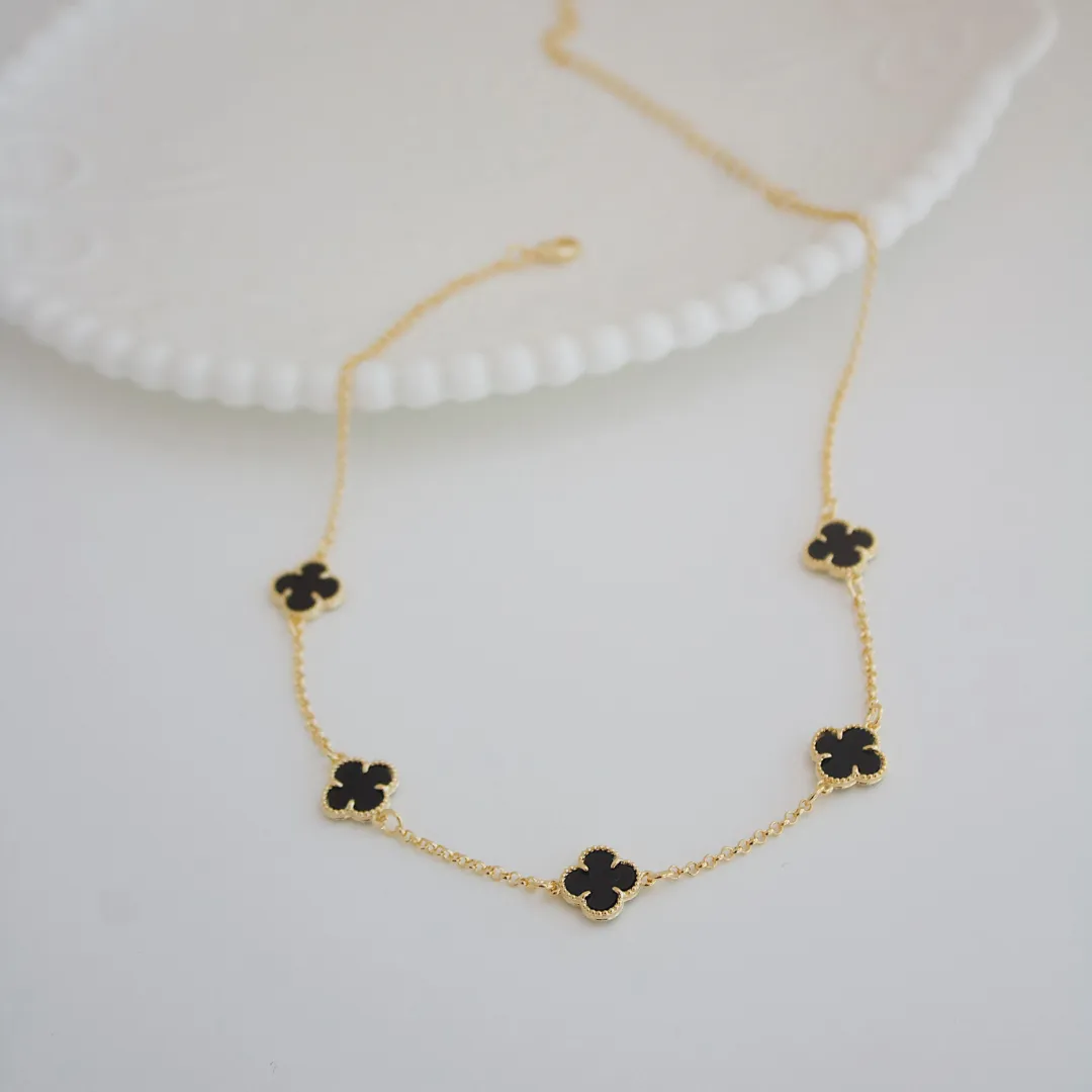 CHOKER TREVO PRETO. 32CM DE COMPRIMENTO + 10CM DE REGULAGEM. BANHADO A OURO 18K.