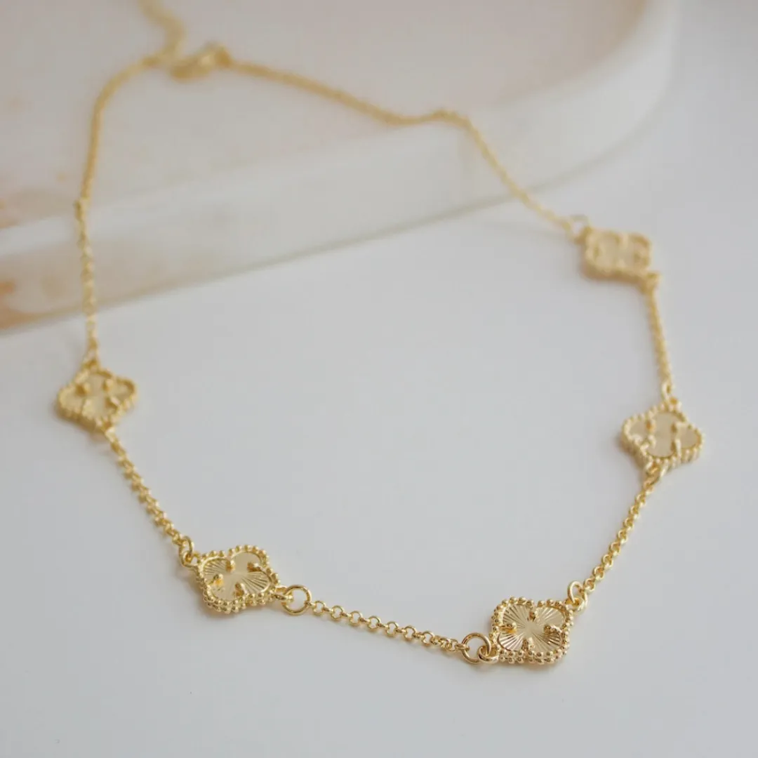 CHOKER TREVO DOURADO. 35CM DE COMPRIMENTO E 10CM DE REGULAGEM. BANHADO A OURO 18K.