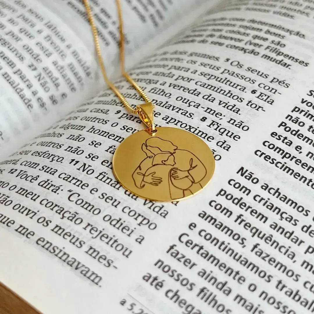 COLAR SALMOS 9:10 (ABRAÇO). 45CM DE COMPRIMENTO E 5CM DE REGULAGEM. BANHADO A OURO 18K.