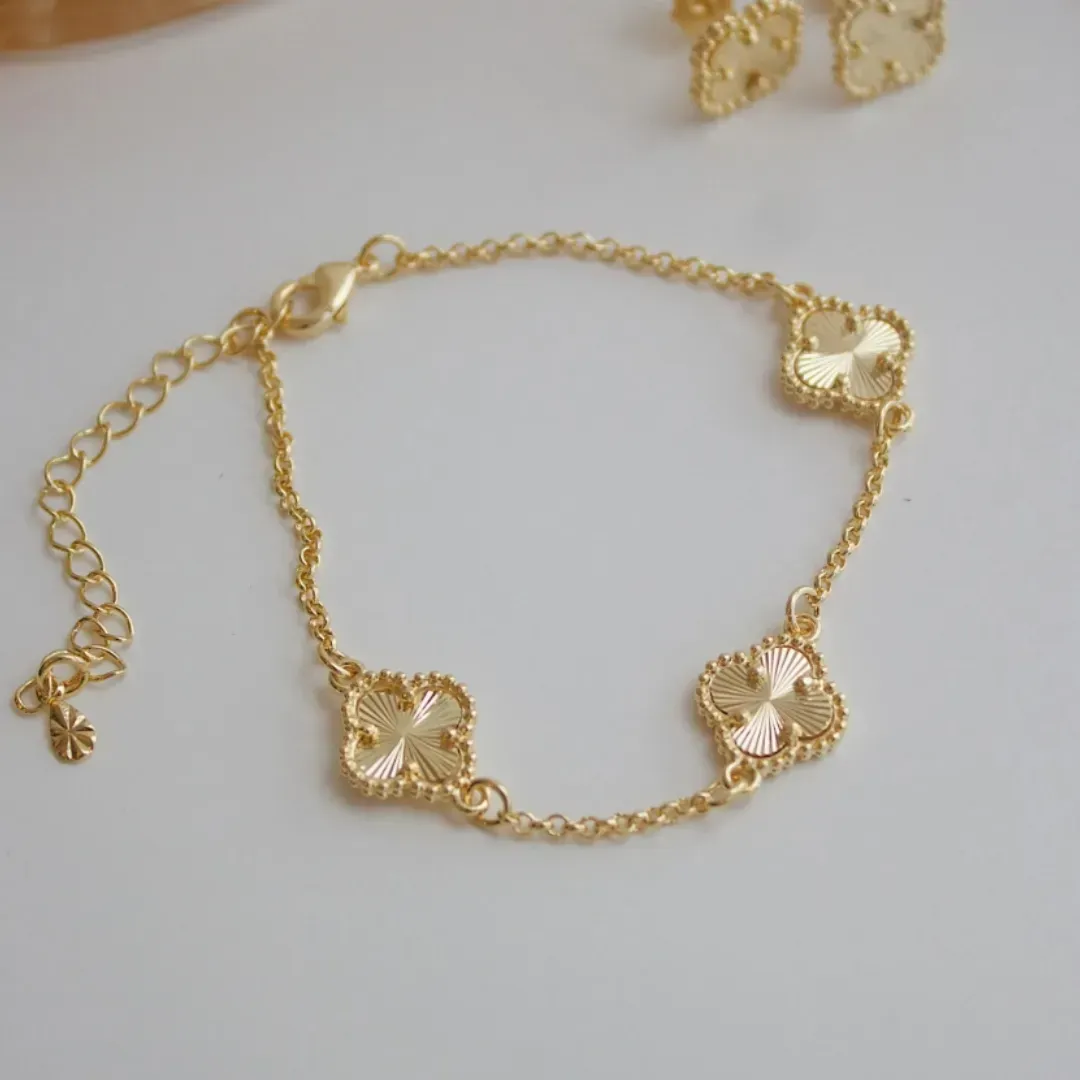 PULSEIRA TREVO DOURADO. 17CM DE COMPRIMENTO E 5CM DE REGULAGEM. BANHADO A OURO 18K.