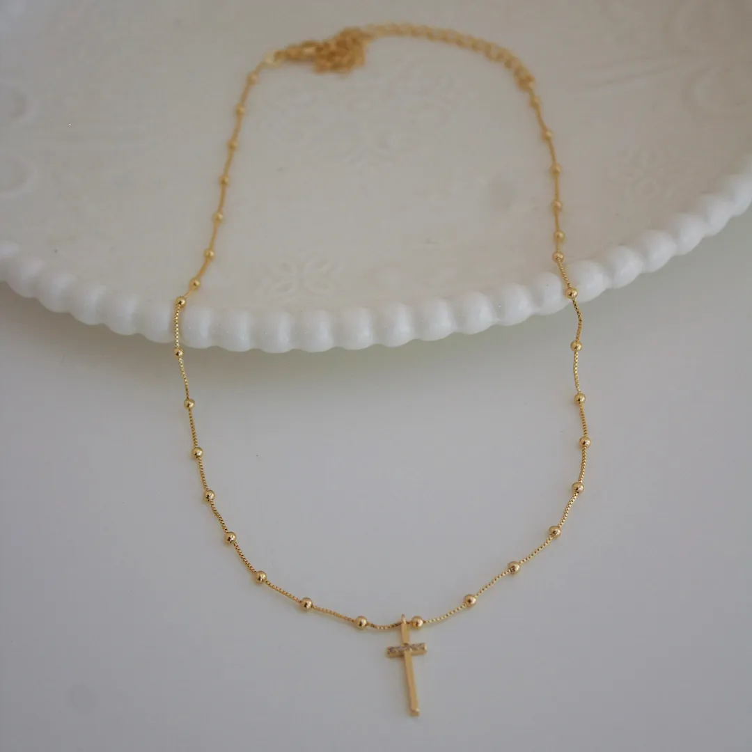 CHOKER BOLINHAS COM CRUZ (DETALHE CRAVEJADO). 32CM DE COMPRIMENTO E 10CM DE REGULAGEM. BANHADO A OURO 18K.