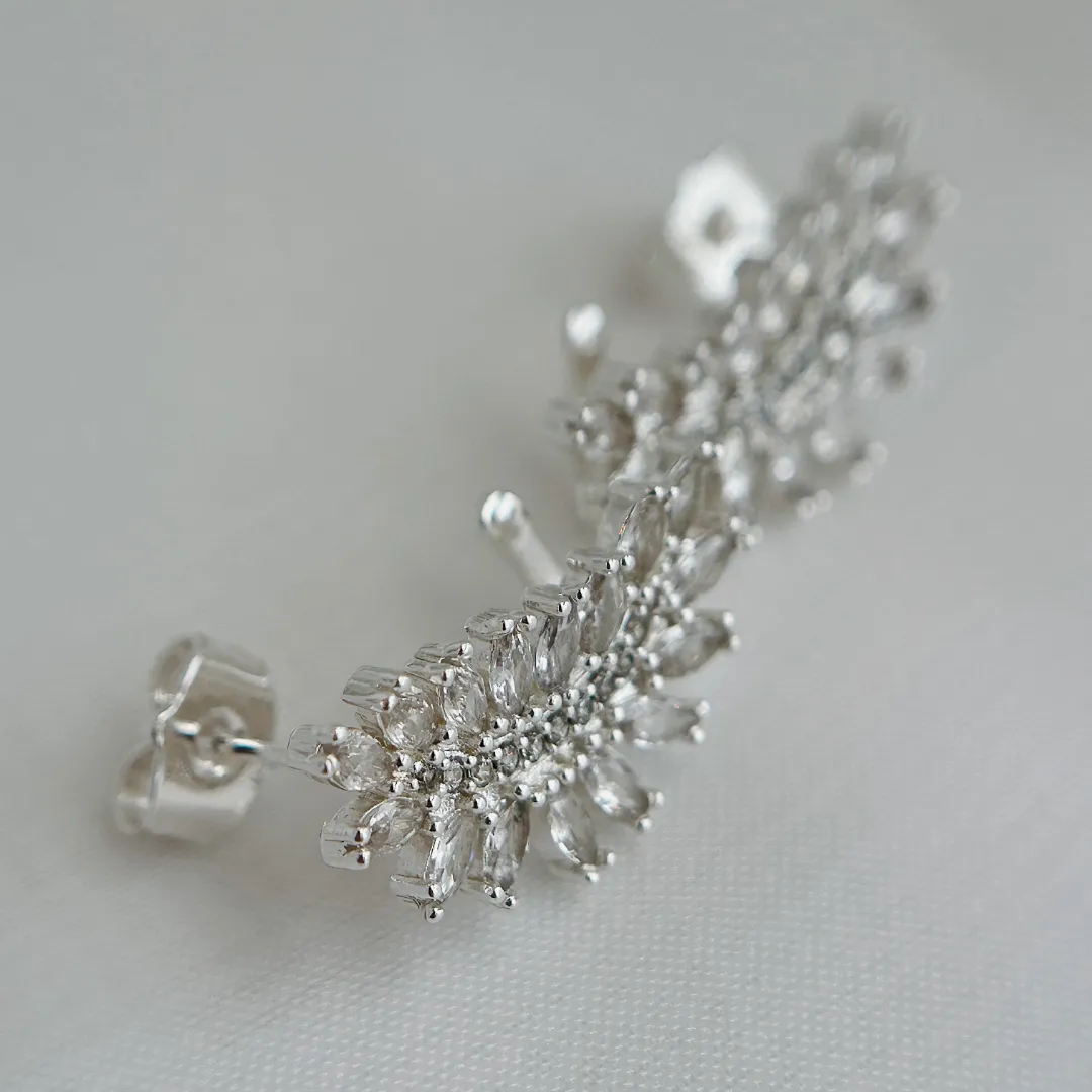 BRINCO EAR CUFF FOLHA CRAVEJADA. BANHADA A PRATA.