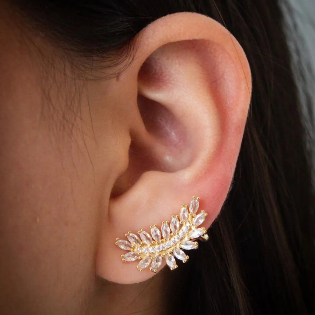 BRINCO EAR CUFF FOLHA CRAVEJADA. BANHADA A OURO 18K.