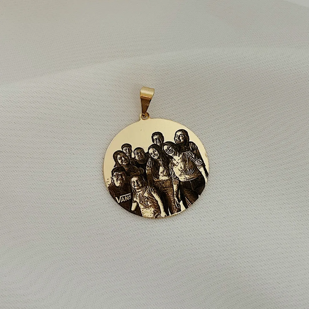 PINGENTE PERSONALIZADO MEDALHA 24MM PRATEADO. BANHADO A  PRATA.