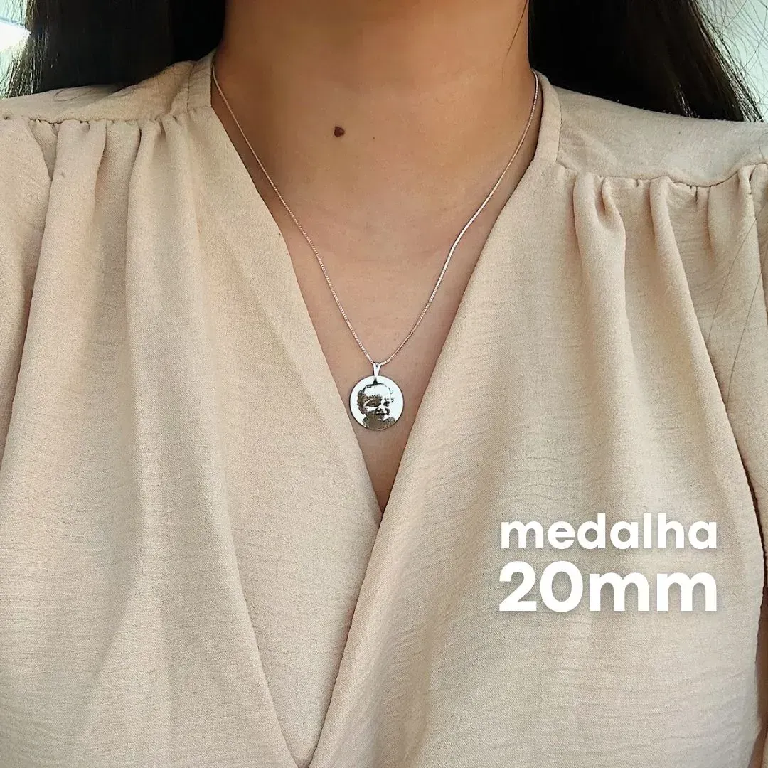 COLAR PERSONALIZADO MEDALHA 20MM PRATEADO. 45CM DE COMPRIMENTO E 5CM DE REGULAGEM. BANHADO A PRATA.