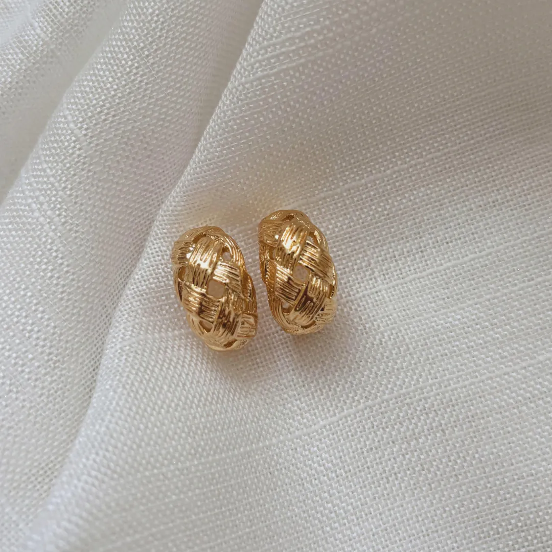 BRINCO MEIA LUA TRANÇADA TEXTURIZADA. BANHADO A OURO 18K.