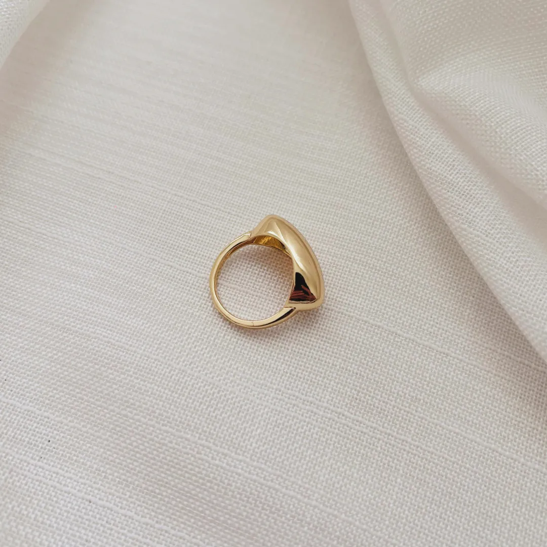 ANEL ENCORPADO OVAL. BANHADO A OURO 18K.