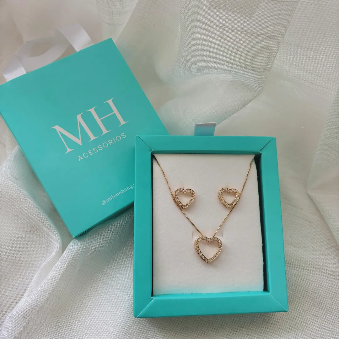 CONJUNTO CORAÇÃO CAIXA VAZADO CRAVEJADO. 45CM DE COMPRIMENTO E 5CM DE REGULAGEM. BANHADO A OURO 18K.