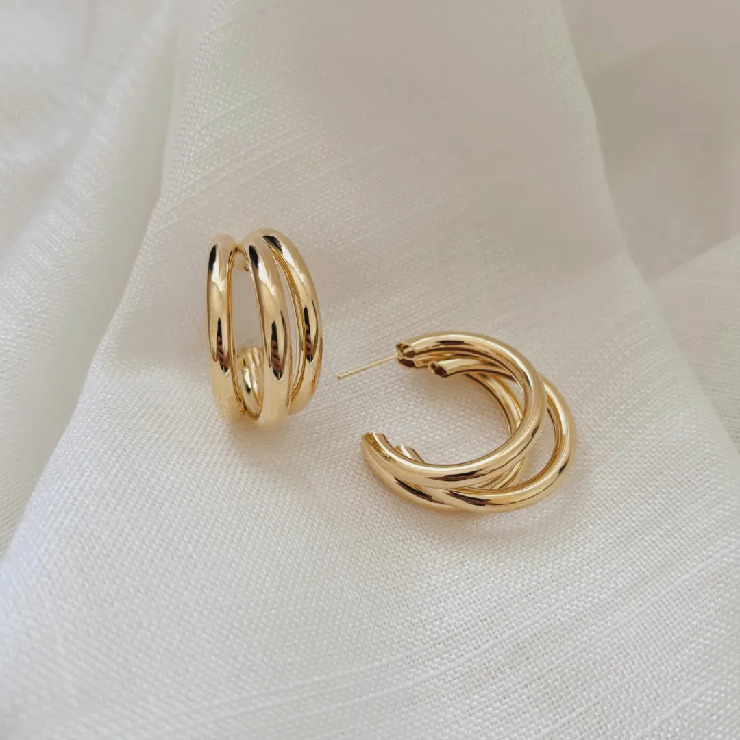 BRINCO ARGOLA COM 3 FIOS. 3CM DE ALTURA. BANHADO A OURO 18K.