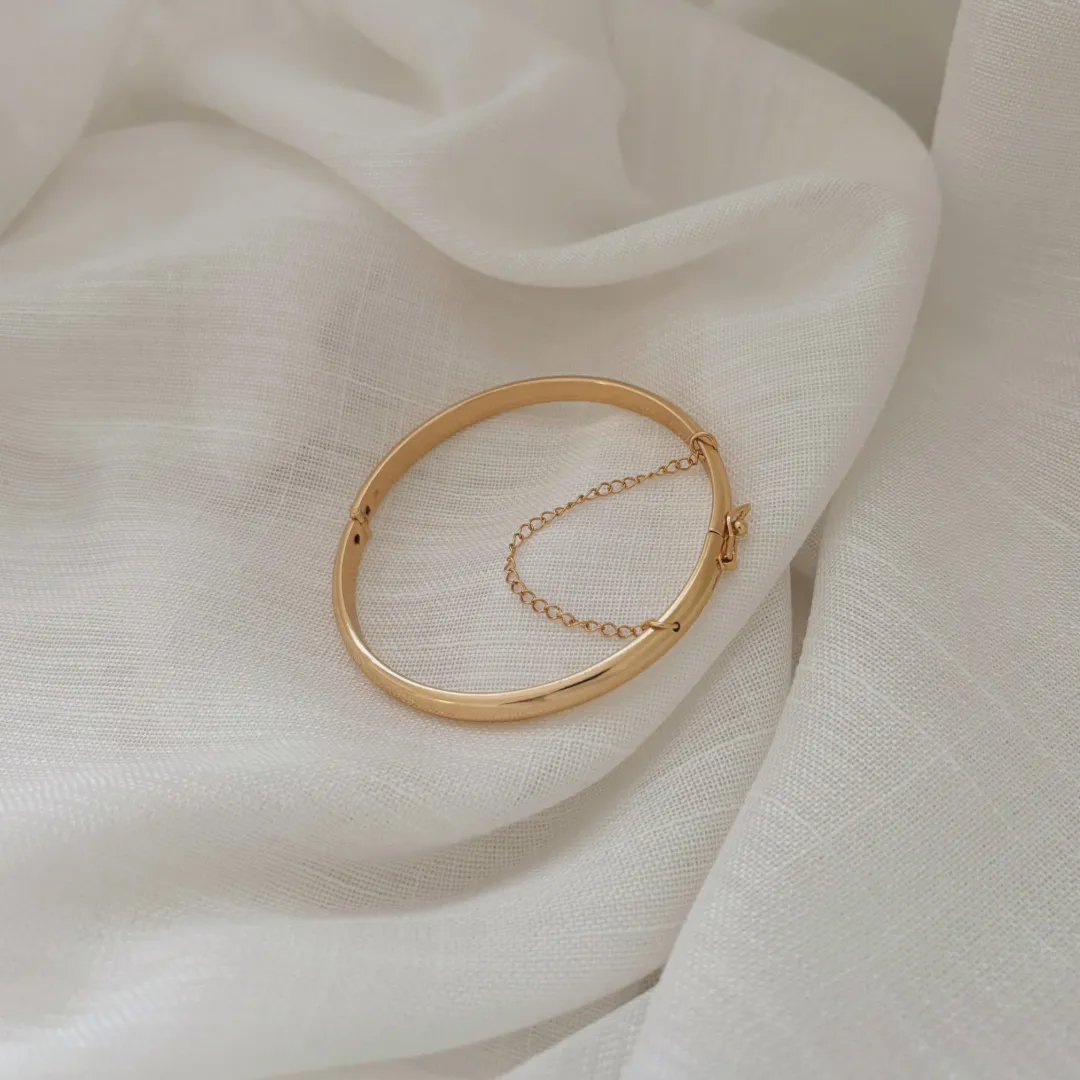 PULSEIRA BRACELETE RÍGIDO 5MM COM CORRENTE DE SEGURANÇA. 6,5CM DE DIÂMETRO INTERNO. BANHADA A OURO 18K.